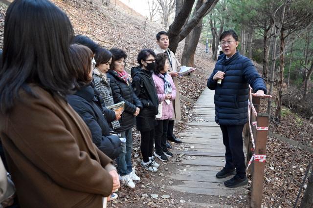 NSP통신-19일 이민근 안산시장이 상록구 사이동을 방문해 시민과 함께, 가치토크를 개최했다. 사진은 이민근 안산시장과 주민들이 사이동 일원 민원 현장 곳곳을 방문하며 로드체킹을 하고 있는 모습. (사진 = 안산시)