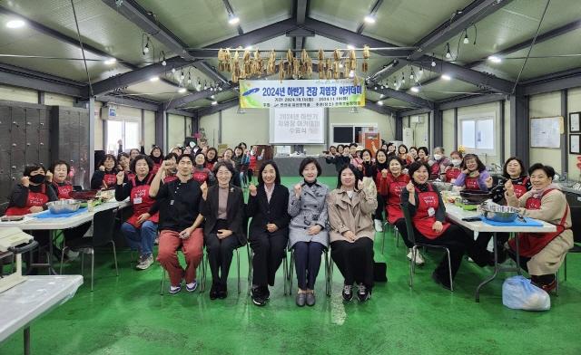 NSP통신-19일 상록수된장마을 교육실에서 2024년 하반기 건강 저염장 아카데미 수료식이 진행됐다. 사진은 수료식 후 기념촬영 모습. (사진 = 안산시)