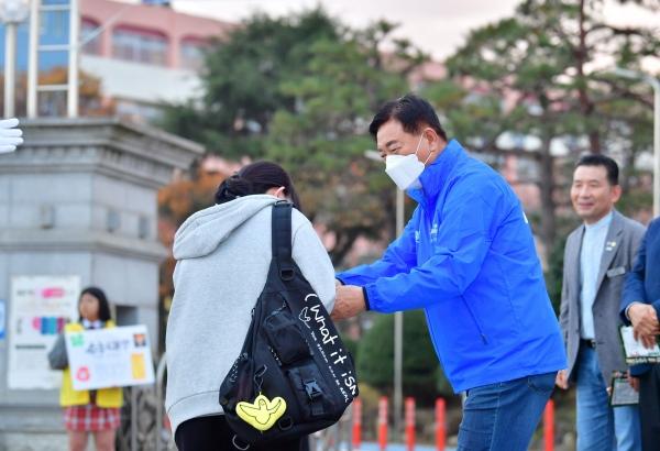 NSP통신-김한종 장성군수가 지난 14일 장성고를 찾아 수능수험생을 격려하고 있다. (사진 = 장성군)