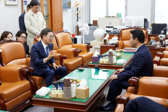 NSP통신-20일 국회를 방문한 김동연 경기도지사는 박정 국회 예산결산특별위원장을 만나 경기도 역점사업에 대한 적극적인 지원을 요청했다. (사진 = 경기도)