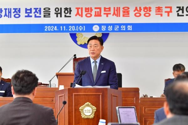 NSP통신-김한종 장성군수가 20일 군의회에서 진행된 시정연설에서 2025년 예산안을 설명하고 있다. (사진 = 장성군)