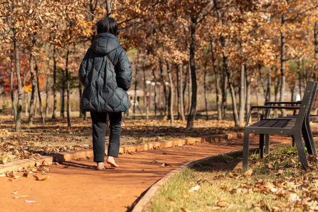 NSP통신-한 시민이 맨발로 황톳길을 걷고 있다. (사진 = 오산시)