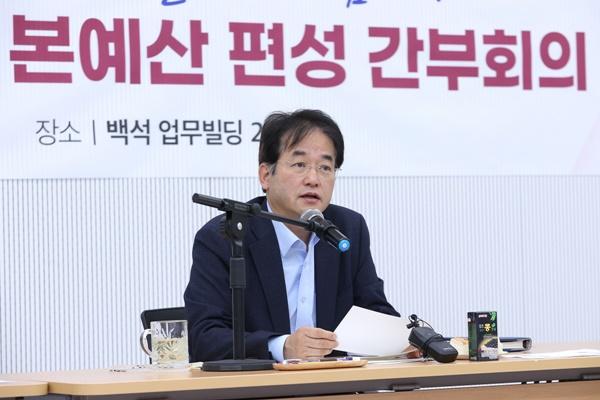 NSP통신-이동환 고양시장이 2025 본예산 최종 편성 간부회의를 주재하고 있다. (사진 = 고양시)