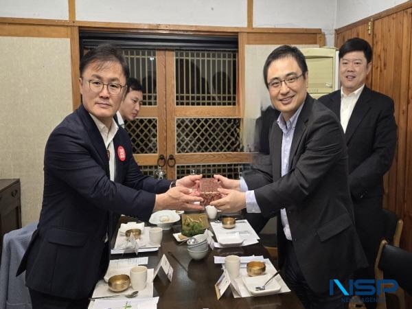 NSP통신-경주시는 지난 20일 팡쿤(方坤) 주한 중국 대리대사가 2025 APEC 정상회의 개최지 경주를 방문해 송호준 경주시 부시장을 접견했다고 밝혔다. (사진 = 경주시)