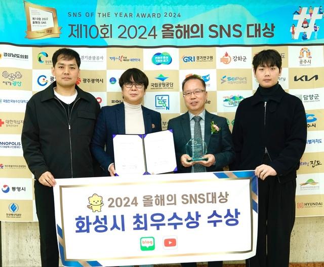 NSP통신-21일 이용벙 화성시 홍보담당과장(왼쪽 세번째)과 팀원들이 기념촬영을 하고 있다. (사진 = 화성시)