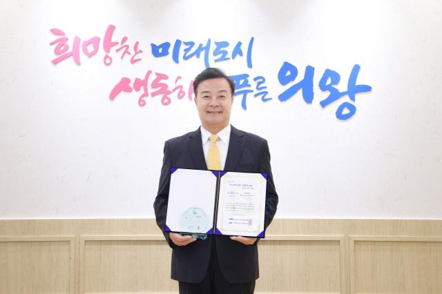 NSP통신-의왕시가 제10회 2024 올해의 SNS 유튜브 부문에서 최우수상을 수상했다. 사진은 김성제 의왕시장의 수상 기념촬영 모습. (사진 = 의왕시)