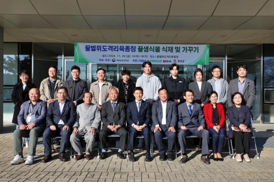 NSP통신-왼쪽 두 번째 착석자부터 농심 경영기획실 김보규 상무, 한국한봉협회 윤관로 협회장, 한국양봉협회 박근호 협회장, 국립농업과학원 농업생물부 이상재 부장, 한국양봉농협 김용래 조합장, 전라북도 부안군 최영두 부군수, 국립농업과학원 양봉생태과 한상미 과장, 부안군 농업기술센터 정혜란 소장 (사진 = 농심 제공)