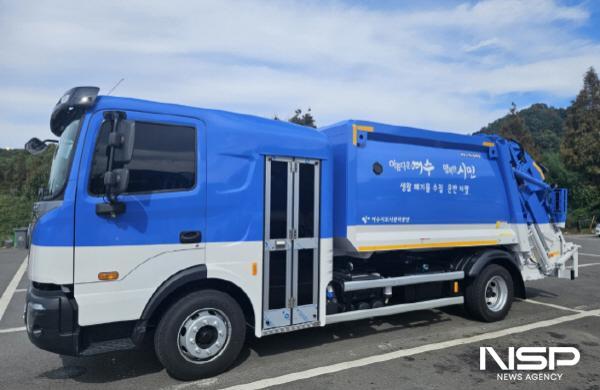 NSP통신-여수시도시관리공단에서 도입해 운영하는 한국형 저상형 청소차 (사진 = 여수시도시관리공단)