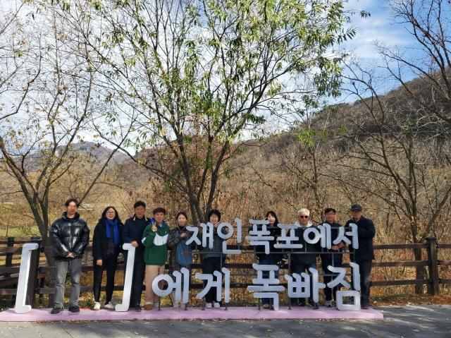 NSP통신-부천시가 공무직노동조합, 산업안전보건위원회와 경기도 연천군 일원에서 노사 소통 화합 워크숍을 진행했다. 사진은 기념촬영 모습. (사진 = 부천시)