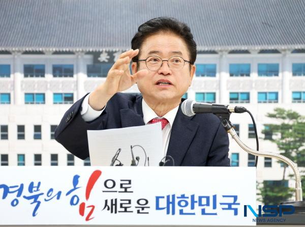 NSP통신-이철우 경상북도지사는 25일 도청 브리핑룸에서 대구경북 행정통합의 필요성과 비전을 제시하는 도정 주요현안 브리핑을 가졌다. (사진 = 경상북도)