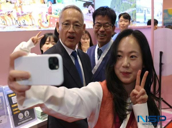 NSP통신-경상북도와 경상북도문화관광공사는 22일부터 24일까지 중국 상하이 국립컨벤션 및 전시센터에서 열린 2024년 중국국제여유교역회에 참가해 경북관광 홍보와 적극적인 현지 마케팅 활동을 전개했다. (사진 = 문화체육관광부)