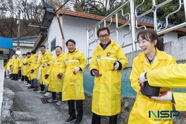 NSP통신-한국도로공사는 지난 25일 경북 사회복지공동모금회와 함께 한파를 앞두고 연탄 난방에 의존하는 고령자와 취약계층을 위해 온기가득 연탄 나눔 봉사활동을 진행했다. (사진 = 한국도로공사)