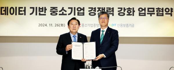 NSP통신-중소기업중앙회는 26일 여의도 중기중앙회에서 김기문 회장과 최원목 신용보증기금 이사장이 참석한 가운데 데이터 기반의 중소기업 경쟁력 강화 지원을 위한 업무협약을 체결했다. (사진 = 중소기업중앙회)