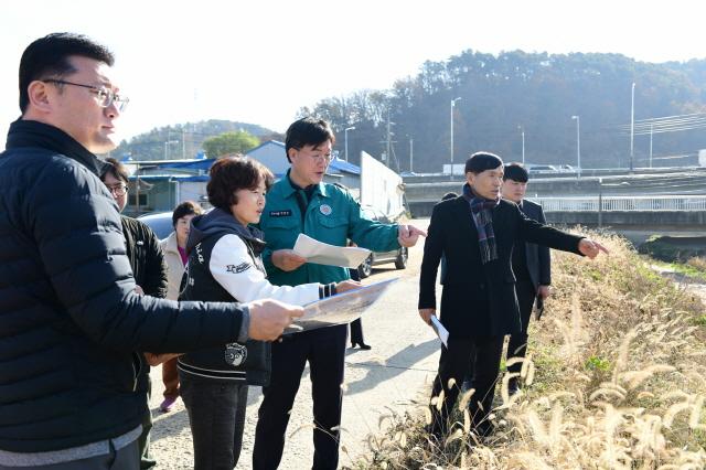 NSP통신-이민근 안산시장이 상록구 반월동을 방문해 주민 건의 청취를 위한 시민과 함께, 가치토크를 진행하고 있다. (사진 = 안산시)