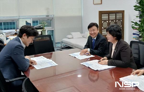 NSP통신-정기명 여수시장이 국회 예산결산특별위원회 장철민 위원을 만나 내년도 국고 건의사업에 대한 적극적인 지원을 요청했다. (사진 = 여수시)