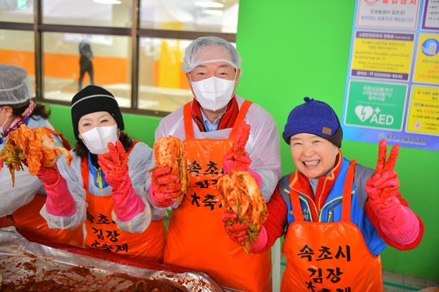 NSP통신-이병선 속초시장이 김장을 하고 있는 모습. (사진 = 속초시)