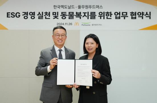 NSP통신-왼쪽부터 풀무원푸드머스 천영훈 대표, 한국맥도날드 김기원 대표 (사진 = 한국맥도날드 제공)