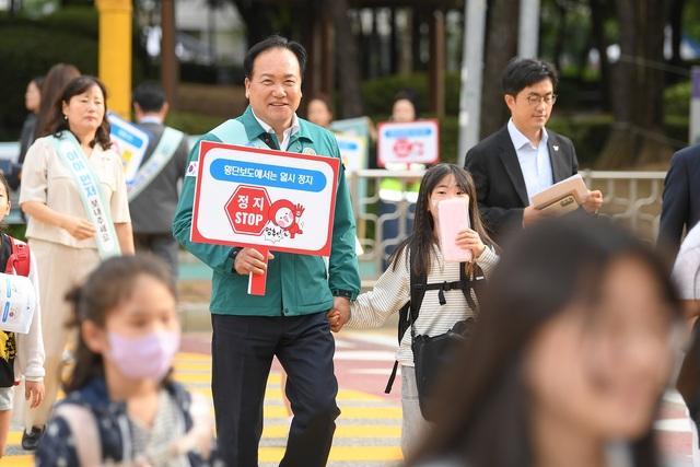 NSP통신-9월 25일 이권재 오산시장(가운데)이 아이 먼저 어린이 교통안전 캠페인에 동참 하고있다. (사진 = 오산시)