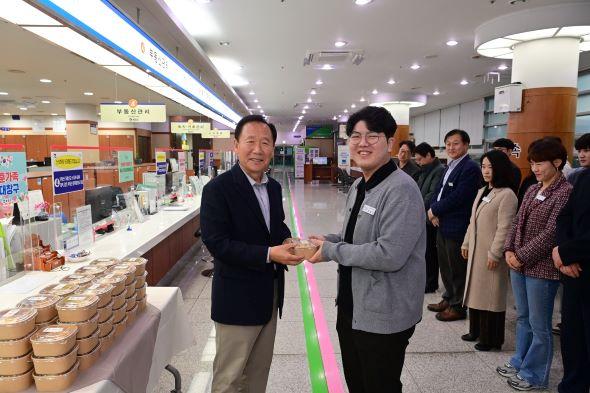 NSP통신-봉화군은 26일 민원의 날을 맞이해 종합민원실 직원을 대상으로 2024년 봉화군 민원의 날 기념행사를 개최했다. (사진 = 봉화군)