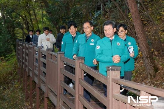 NSP통신-정인화 광양시장 광양읍 서산 맨발길 조성 현장 방문 (사진 = 광양시청)