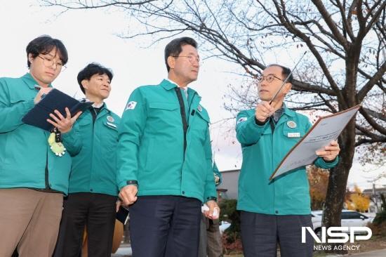 NSP통신-정인화 광양시장 기증 나무 식재 장소 검토 현장 방문 (사진 = 광양시청)