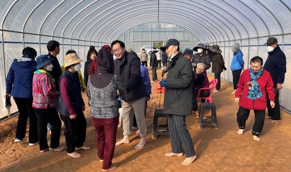NSP통신-윤병태 나주시장이 주민들과 함께 황톳길을 걸으며 소통의 시간을 갖고 있다. (사진 = 나주시)