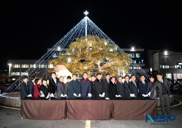 NSP통신-구미시는 지난 26일 오후 6시 시청 원형화단 앞에서 성탄절과 다가오는 새해를 맞아 희망과 소망을 전하는 성탄트리 점등식을 개최했다. (사진 = 구미시)