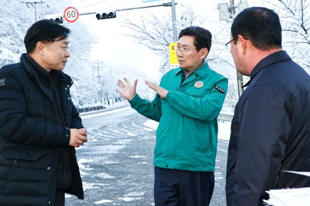 NSP통신-이상일 용인특례시장이 처인구 삼가동 용인대학교 주변의 321 지방도 제설 상황을 살피고 제설 중인 작업자를 격려하고 있다. (사진 = 용인특례시)