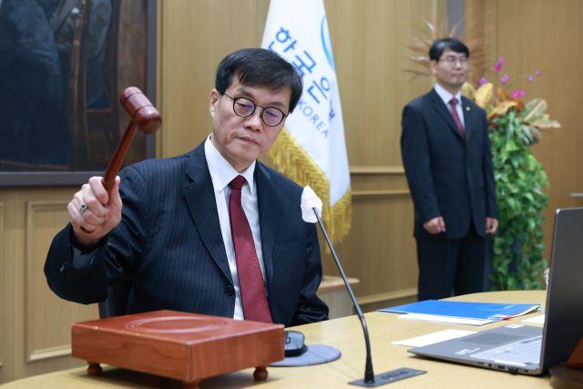 NSP통신-28일 이창용 한국은행 총재가 의사봉을 두드리고 있다. (사진 = 한국은행)