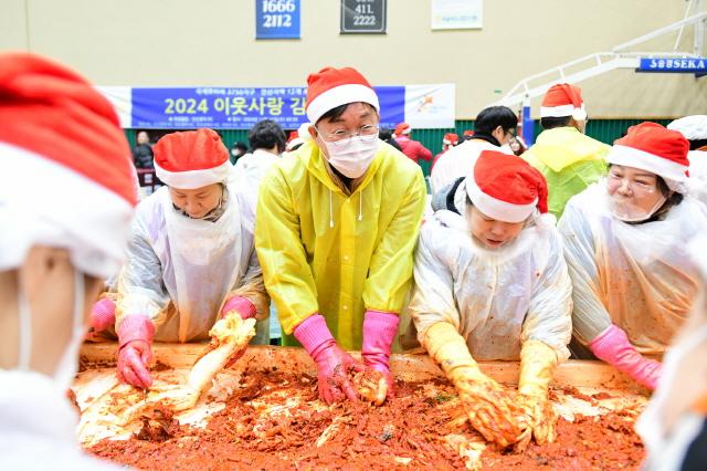 NSP통신-이민근 안산시장이 27일 올림픽기념관에서 열린 2024 김장나눔 통합행사에 참여해 직접 김장 김치를 담그고 있다. (사진 = 안산시)