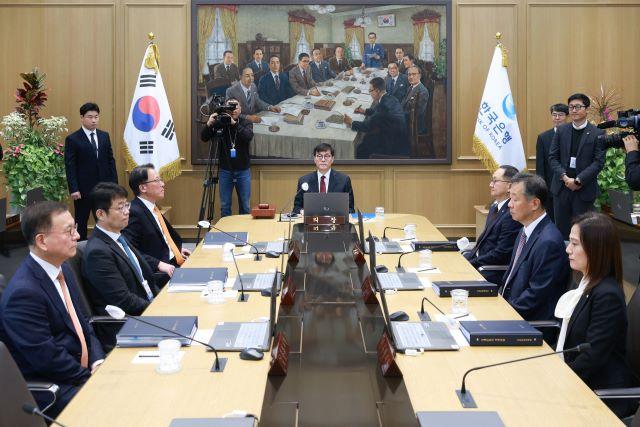 NSP통신-28일 한국은행 금융통화위원회의에서 금통위원들이 착석해 있다. (사진 = 한국은행)