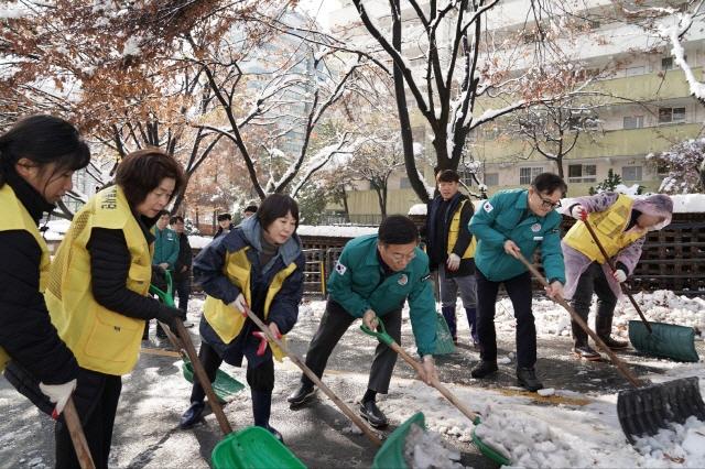 NSP통신-28일 신상진 성남시장이 제설현장에서 직원들과 함께 쌓인 눈을 치우고 있다. (사진 = 성남시)