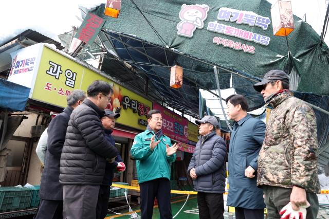 NSP통신-28일 김성제 의왕시장이 폭설로 천장 그늘막이 무너진 의왕도깨비시장을 찾아 현장 점검과 피해 복구 작업을 하고 있다. (사진 = 의왕시)