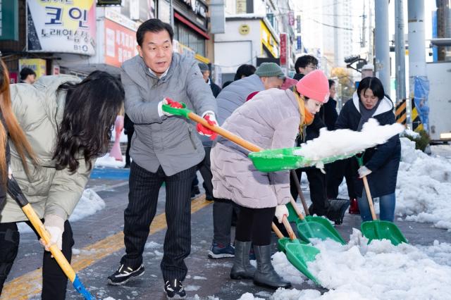 NSP통신-28일 이재준 수원시장(왼쪽 두번째)이 주민들과 제설작업을 하고 있다. (사진 = 수원시)