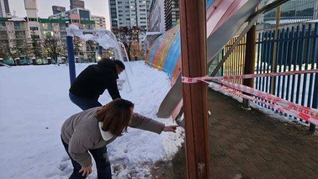 NSP통신-전자영 경기도의원이 폭설로 인해 시설 파손 등의 피해를 입은 관내 학교 구갈초 등 4곳을 찾아가 현장을 점검하고 있다. (사진 = 전자영 의원실)