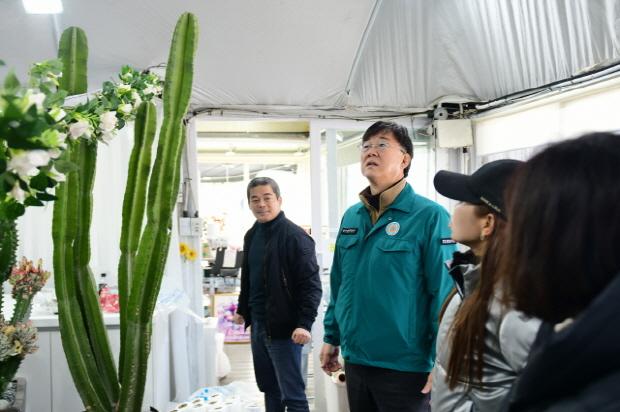 NSP통신-이민근 시장이 29일 오전 역대급 폭설로 피해가 발생한 안산화훼단지 이동꽃마을 현장을 점검하고 있다. (사진 = 안산시)