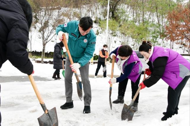 NSP통신-30일 이민근 안산시장이 사동 일원에서 지역주민들과 제설작업을 하고 있다. (사진 = 안산시)