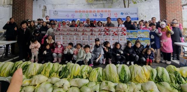 NSP통신-수원 노블치과에서 다문화가정의 이주여성들의 안정적인 지역 정착과 따뜻한 겨울맞이를 위해 김장 봉사활동을 펼친 후 기념 촬영 하는 모습. (사진 = 수원노블치과)