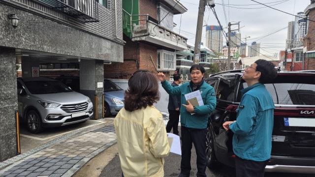 NSP통신-1일 김성중 경기도 행정1부지사가 이재민에게 임시 주거 공간으로 제공된 안전주택을 직접 방문해 현장을 점검하고 있다. (사진 = 광명시)