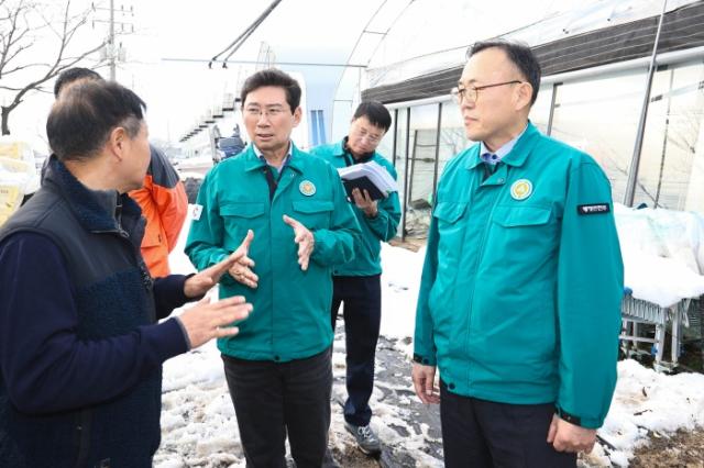 NSP통신-이상일 용인특례시장이 이한경 행정안전부 차관과 폭설 피해를 입은 처인구 남사읍 진목리 화훼농가 현장을 방문해 농가의 목소리를 듣고있다. (사진 = 용인특례시)