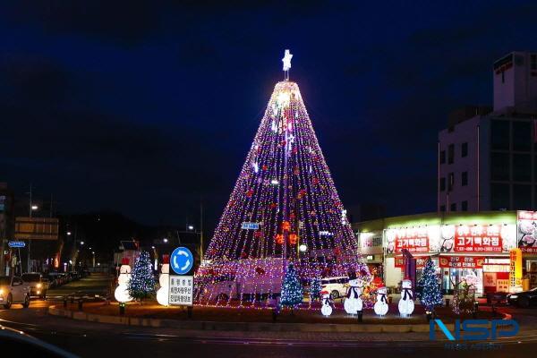 NSP통신-성주군에서는 지난 11월 30일 성주읍 성산회전교차로에서 성탄 트리 점등식을 가졌다. (사진 = 성주군)