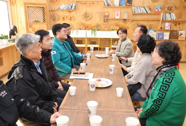 NSP통신-박상수 삼척시장이 미로면을 찾아가 민생을 살피는 모습. (사진 = 삼척시)