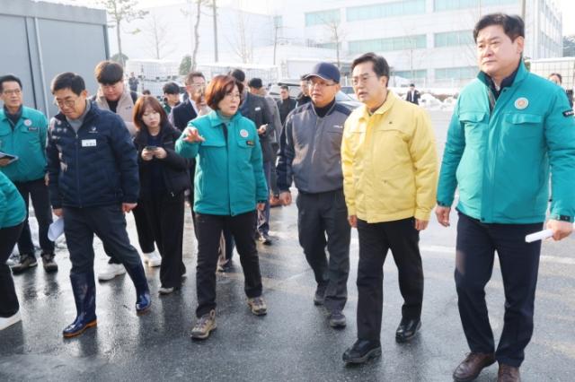 NSP통신-김동연 경기도지사와 김보라 안성시장, 윤종군 국회의원 등이 함께 폭설로 피해를 입은 관내 기업과 농장 등을 시찰하고 있다. (사진 = 안성시)