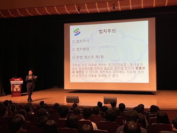 NSP통신-영천시는 2일 영천시민회관에서 직원 500여 명을 대상으로 고충민원 예방을 위한 행정처분 특강을 실시했다. (사진 = 영천시)
