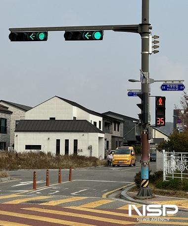 NSP통신-군산시가 시민들의 안전한 보행환경을 위해 미장초등학교 등 어린이보호구역 6개소에 적색 잔여시간 표시 신호등을 설치했다. (사진 = 군산시)