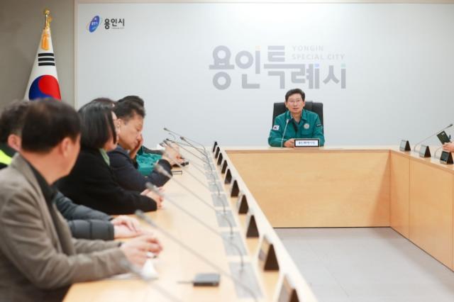 NSP통신-이상일 용인특례시장이 4일 새벽 대통령의 비상계엄 해제 담화 직후 간부회의를 열어 시 공직자들에게 제 자리를 지키면서 맡은 책임을 다할 것을 주문했다. (사진 = 용인특례시)