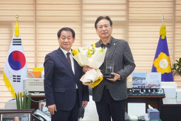 NSP통신-안동시의회 박치선 의원이 3일 경상북도 시·군의회의장협의회 2024년 경상북도 의정봉사대상을 수상했다. (사진 = 안동시의회)