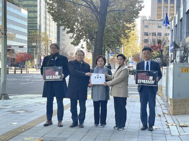 NSP통신-조국혁신당이 4일 윤석열 대통령과 김용현 국방부장관 등에 대해 내란죄, 반란죄로 국가수사본부에 고발했다. (사진 = 조국혁신당)