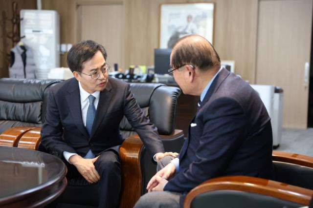 NSP통신-4일 이종찬 광복회장을 긴급히 예방한 김동연 경기도지사. (사진 = 경기도)