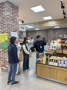 NSP통신-영양군은 지역 주민과 방문객들에게 더 나은 서비스를 제공하기 위해 4일 영양군 로컬푸드직매장 직원을 대상으로 2024년 영양군 로컬푸드직매장 직원 친절 교육을 실시했다. (사진 = 영양군)